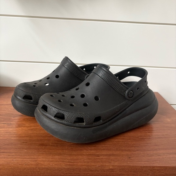Crocs Classic Crush Clog Unisex Black Platform Slip On Sandal Shoes Size M6 W8 - Picture 3 of 9